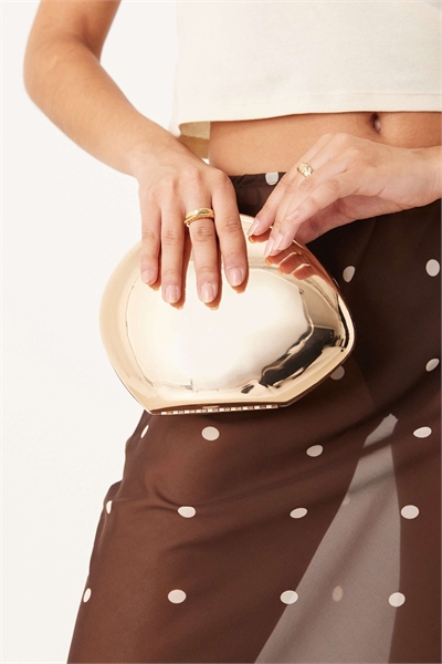 Сумочка-клатч из хромированной кожи «галька» артикул 148854971