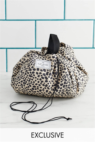 Косметичка с завязками от The Flat Lay Co. — с рисунком «Пятна гепарда» артикул 1563949