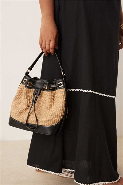 Сумка через плечо из соломы с контрастной отстрочкой артикул 140309421