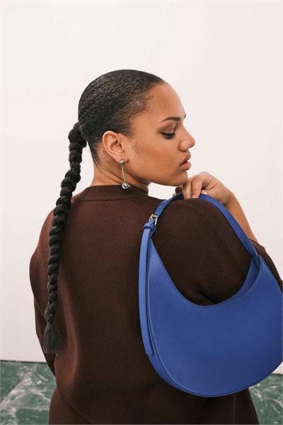 Асимметричная сумка через плечо с вырезом и пряжкой артикул 153151517