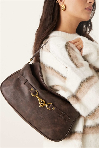 Сумка через плечо с откидным клапаном и металлическими элементами артикул 151095290