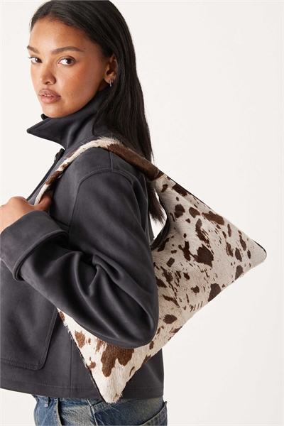 Сумка через плечо трапециевидной формы из натуральной кожи с волосяным покрытием и рисунком под кожу коровы артикул 149040866