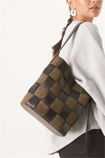 Сумка-бакет из искусственной замши и искусственной кожи с плетеным узором артикул 148531262