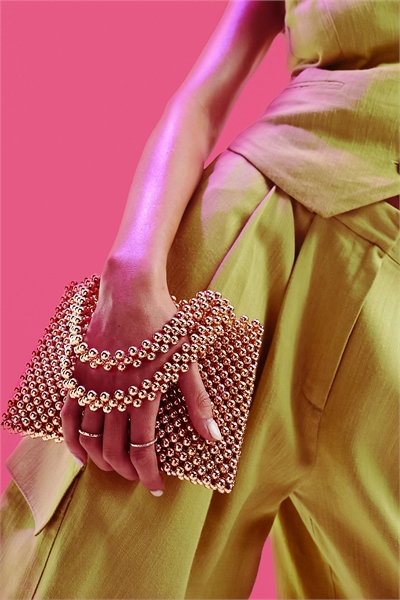 Мини-клатч с бусинами золотого цвета артикул 135595536