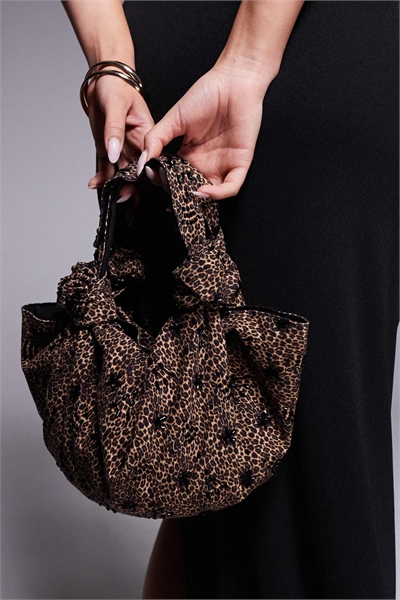 Украшенная сумка-клатч свободного кроя с ручками в виде узлов артикул 150524903