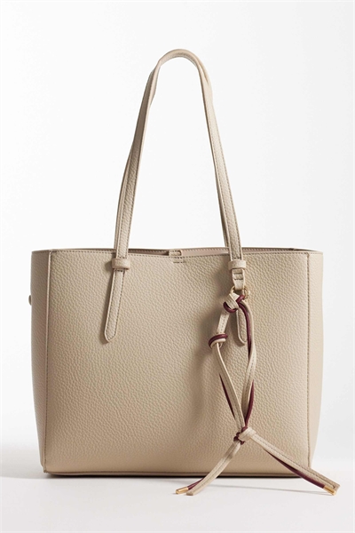 Текстурированная сумка-тоут с несколькими отделениями и съемным брелоком артикул 153891512