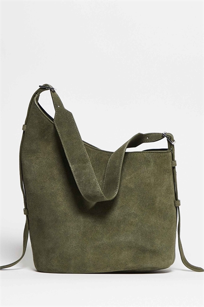 Сумочка-тоут из замши асимметричной формы с боковой пряжкой артикул 148301181