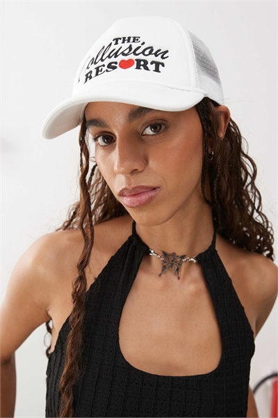 Кепка с оригинальной вышивкой в курортном стиле артикул 142821801