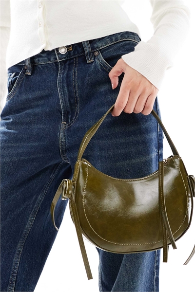 Сумка через плечо в форме полумесяца с бантиками по бокам артикул 150431377