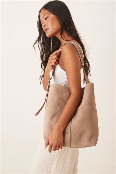 Сумка из замши большого размера с ремешком на пряжке артикул 147829417