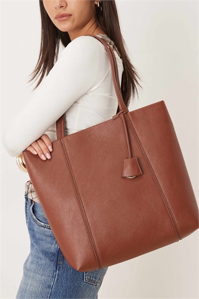 Сумка-тоут с подвеской артикул 154312459