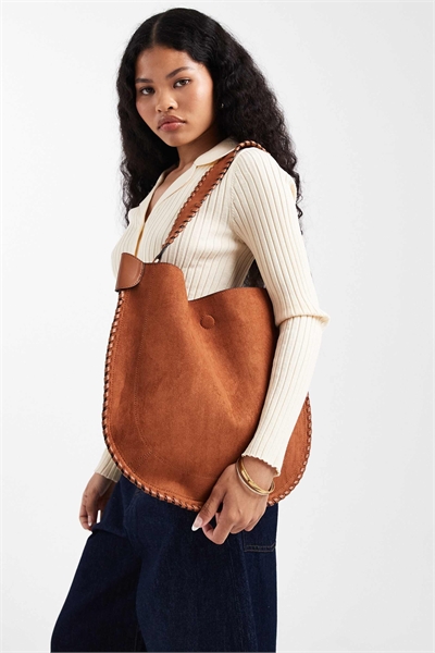 Сумка через плечо с декоративными стежками из искусственной замши артикул 149135440