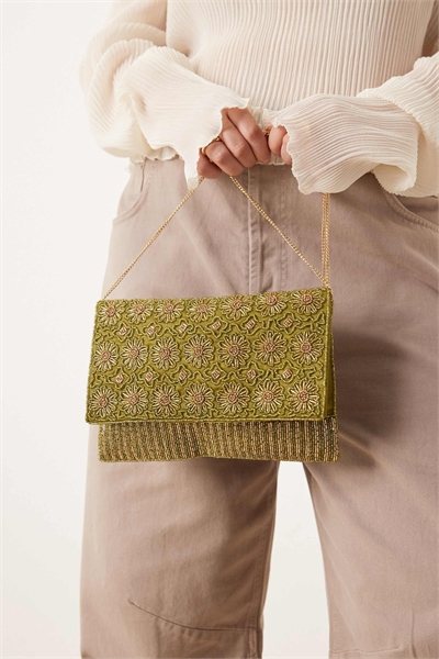 Клатч-конверт с декоративными элементами артикул 151092042