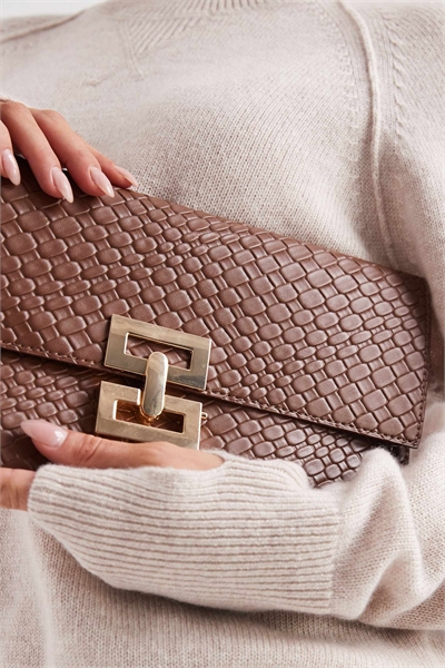 Тканая сумочка-клатч с золотой металлической застежкой артикул 151096064