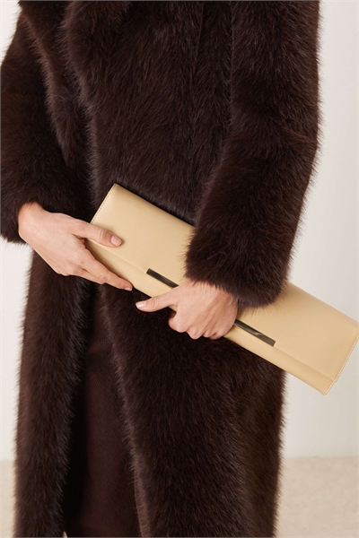 Сумка-клатч удлиненной формы с металлической планки артикул 153153050