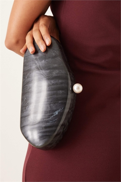 Клатч из жемчуга и смолы артикул 149078181