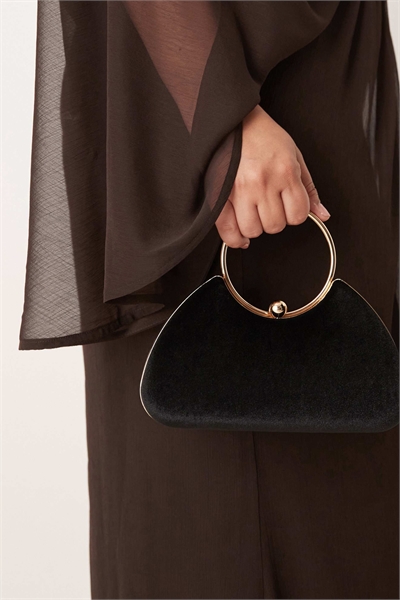 Бархатный клатч со съемным ремнем через плечо артикул 147405742