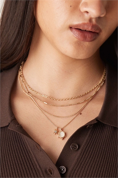 Изящное колье с золотыми слоями артикул 152192028