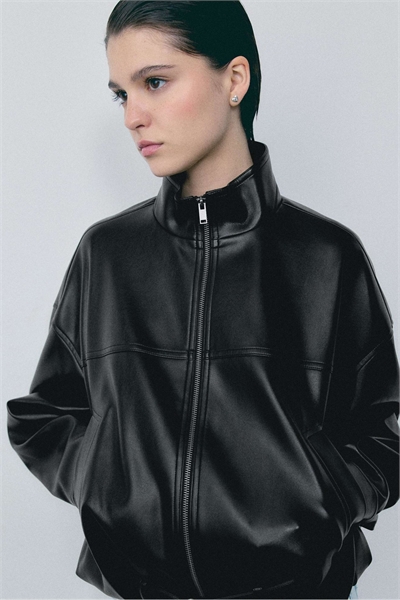Куртка-балон с эффектом кожи и ремнем артикул 156290223