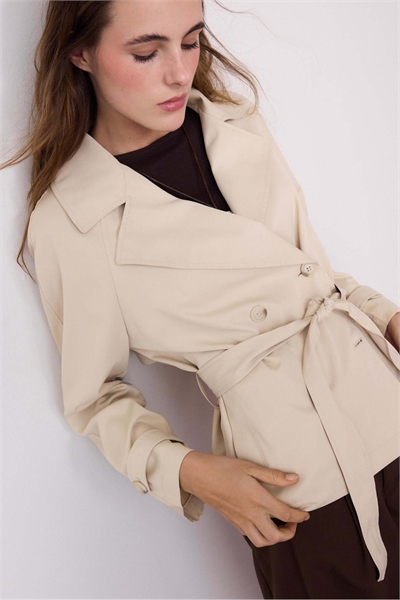 Короткий тренч с ремнем артикул 149423240