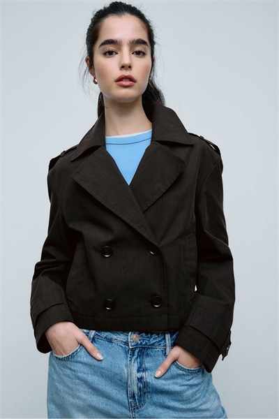 Короткий двубортный тренч артикул 156183789