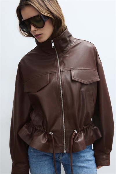 Кожаная куртка с регулируемыми карманами артикул 155973001