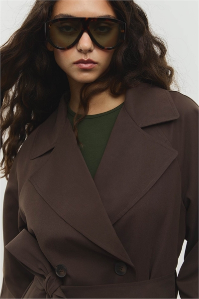 Короткий плавный тренч с ремнем артикул 151560940