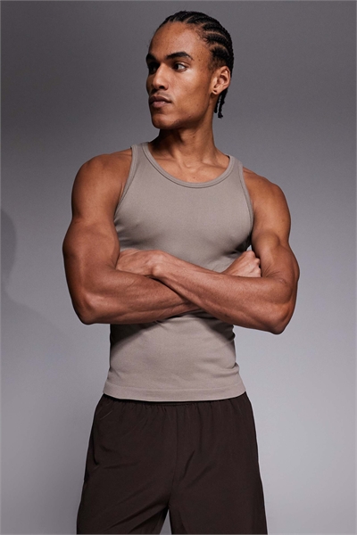 Жилет Icon с бесшовной ребристой отделкой и облегающим кроем артикул 152012020