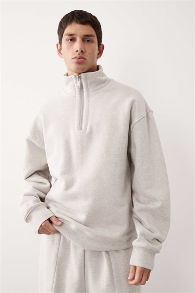 Свитшот свободного кроя с длинной рукавом и воротником-воронкой на четверть-молнии артикул 148781487