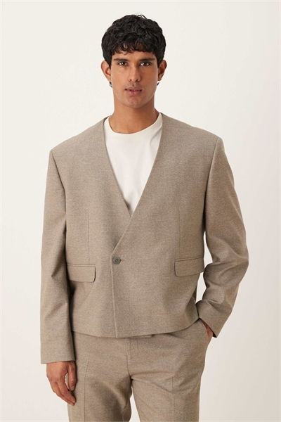 Костюмный пиджак прямого кроя без воротника артикул 146837192