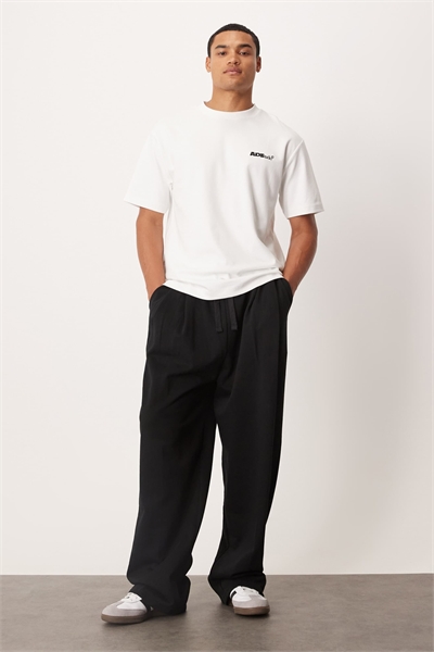 Джоггеры с широкими брючинами и складками артикул 146143764