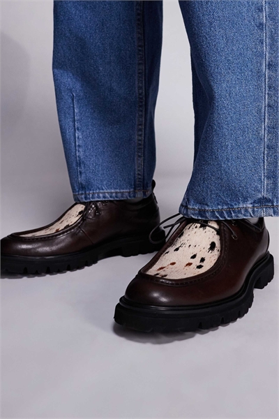 Лоферы с широкими шнурками и деталями под коровью шкуру артикул 143439698