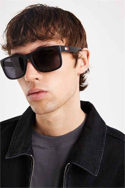 Квадратные солнцезащитные очки Tommy Hilfiger артикул 154966039