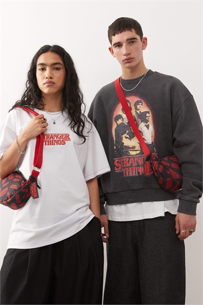 Сумка через плечо «Очень странные дела» унисекс с логотипом артикул 149833361