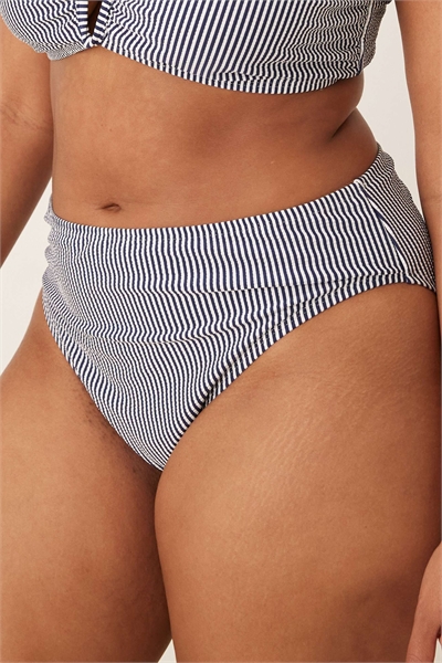 ASOS DESIGN Curve: бикини-трусики с высокой талией и высоким вырезом на бедрах, с алым узором в полоску, модель «Azores» артикул 153252436