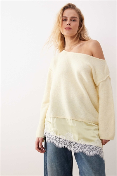 Пушистый асимметричный джемпер с контрастным атласным кружевным подолом артикул 153529604