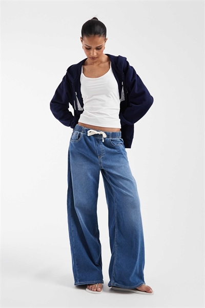 Джинсы с широкими брючинами и завязкой на талии артикул 155766121
