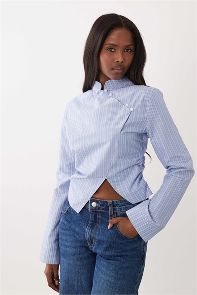 Рубашка с мандариновым воротником и затягивающимся поясом артикул 155967486