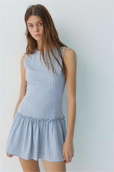Короткое клетчатое платье с объемным подолом небесно-голубого цвета артикул 156279164