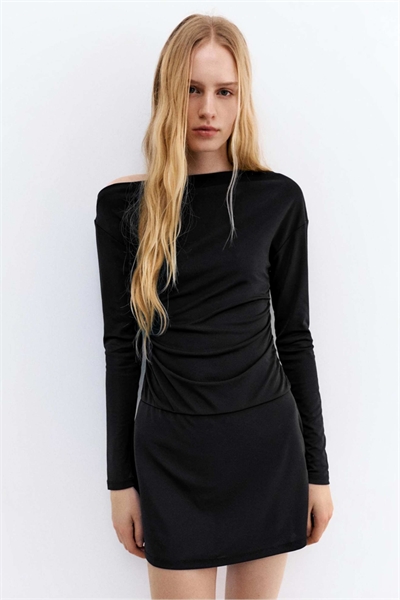 Короткое асимметричное платье черного цвета артикул 156273648