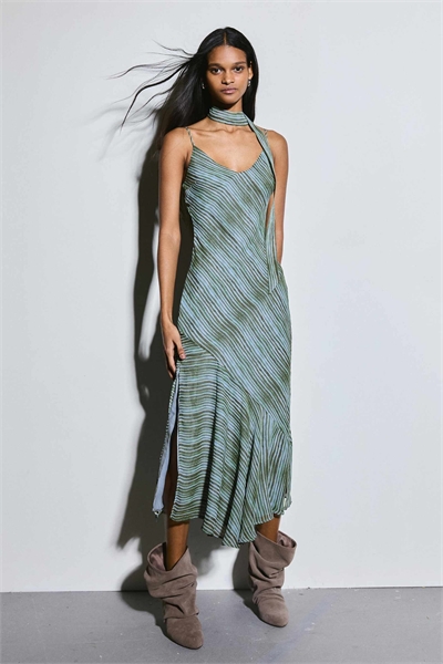 Шарф-шифонное платье средней длины синего цвета артикул 156341092