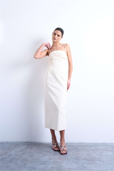 Премиум-платье средней длины с рюшами на груди кремового цвета артикул 150553952