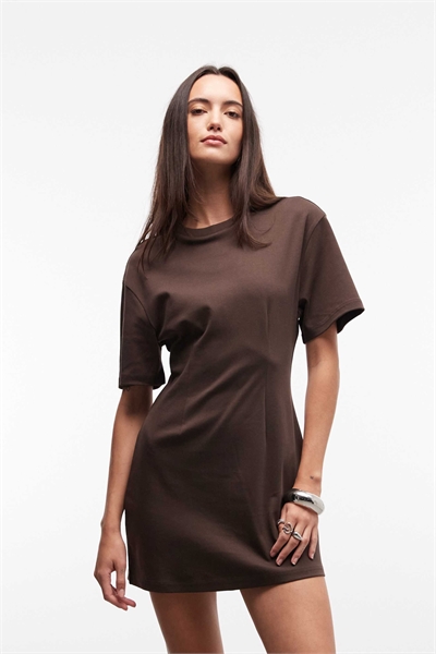 Мини-платье с затянутой талией и футболкой шоколадно-коричневого цвета артикул 155704351