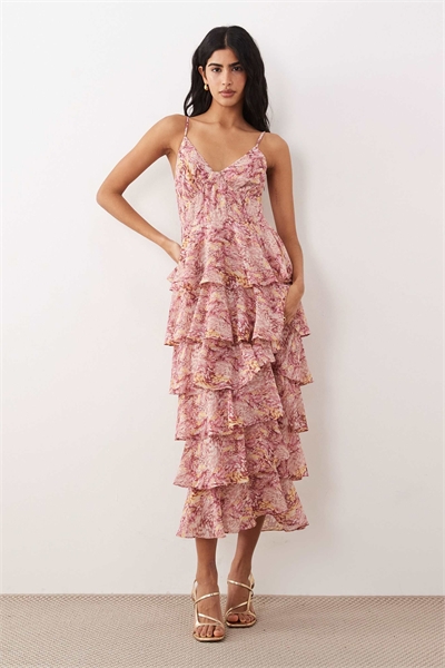 Многослойное платье средней длины с рюшами и ягодным цветочным принтом артикул 153573331