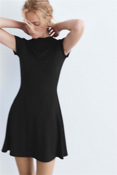 Короткое платье с высоким воротником черного цвета артикул 156266197