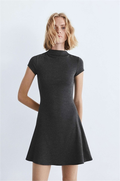 Короткое платье с высоким воротником серого цвета артикул 156266194