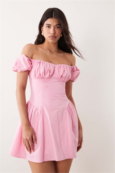 Эксклюзивное мини-платье из хлопка с буфетными рукавами и складками на бедрах в нежно-розовом цвете артикул 155537190