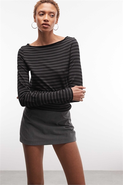 Топ с длинными рукавами и лодочным вырезом, подчеркивающий талию артикул 155576093