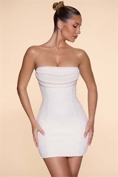 Мини-платье без бретелек с бандо, украшенное, цвета слоновой кости артикул 156008399