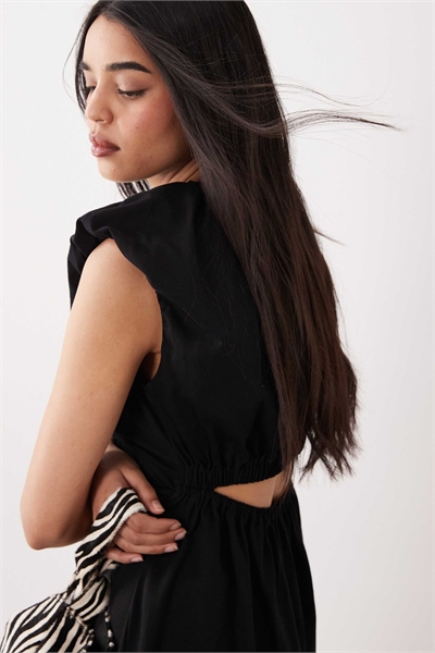 Мини-платье с рукавами-крылышками, рюшами и открытой спинкой, черного цвета артикул 155947804